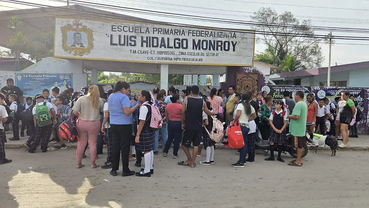 Padres y madres de familia acompañaron a sus hijos al inicio del ciclo escolar 2025-2026