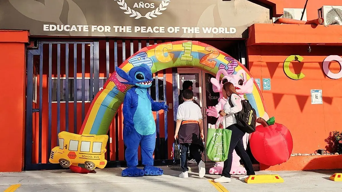 En algunas escuelas recibieron incluso a los alumnos con botargas y globos