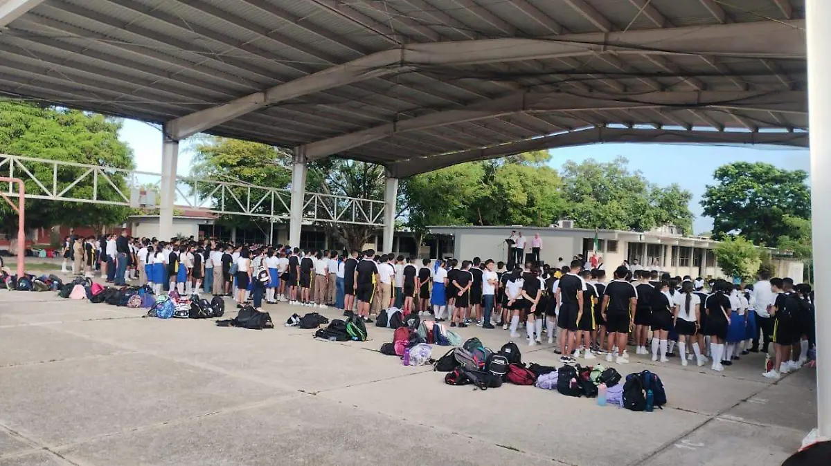 En Ciudad Madero 600 alumnos regresan a clases sin luz