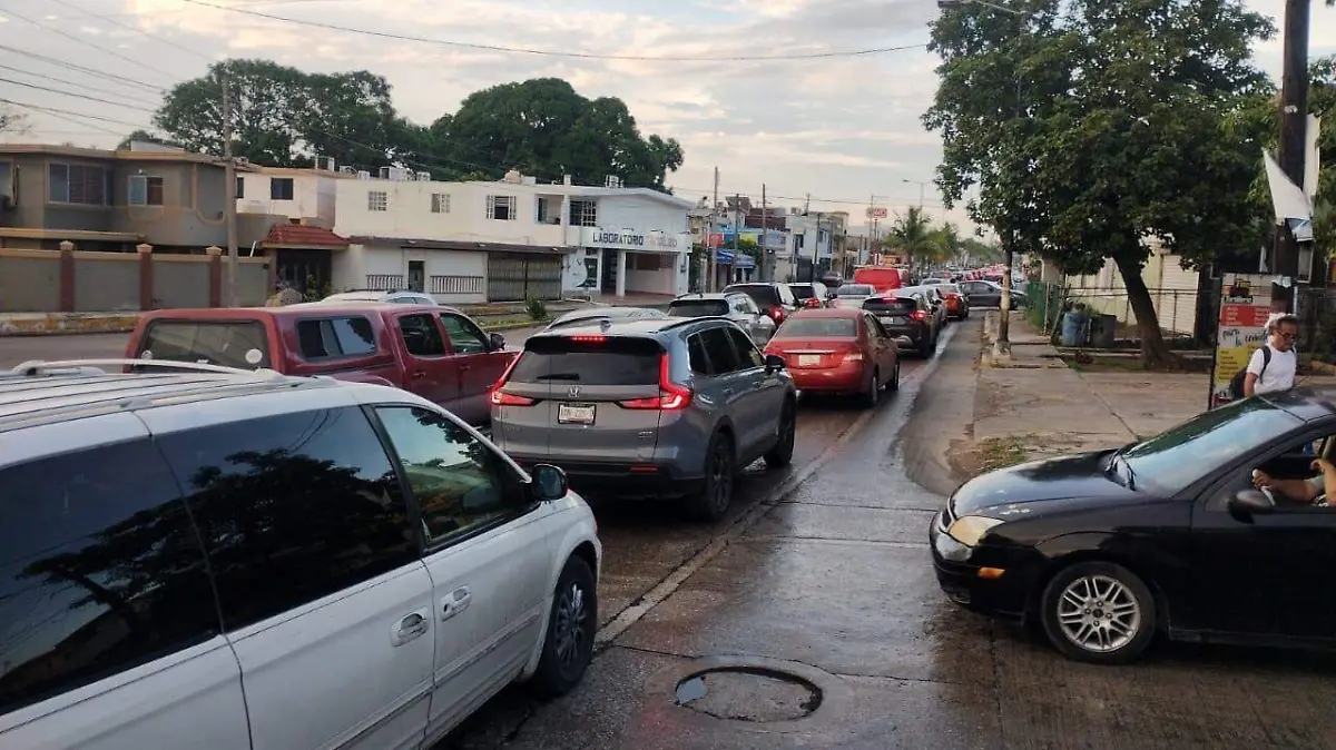 Tráfico mayor al usual e incluso choques en las inmediaciones de los planteles de Ciudad Madero