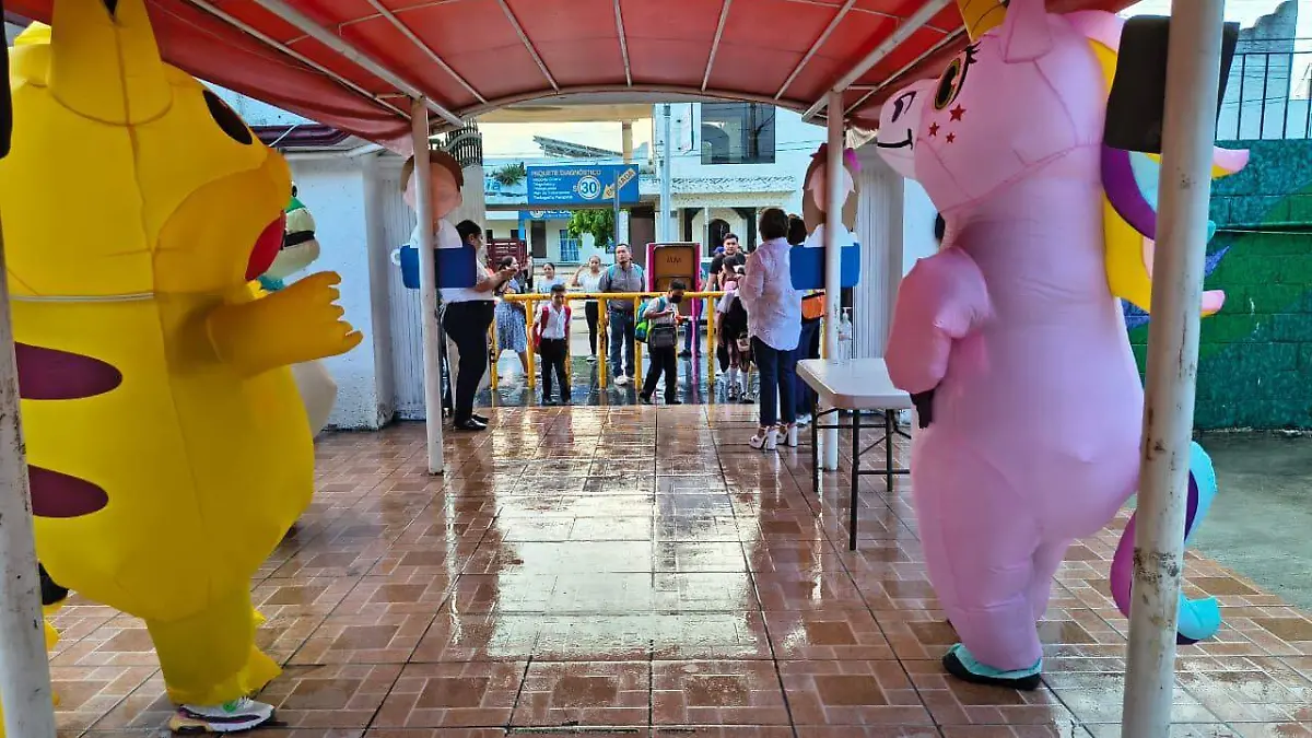 Escuela Mártires de la Revolución recibe a alumnos con personajes animados en Altamira