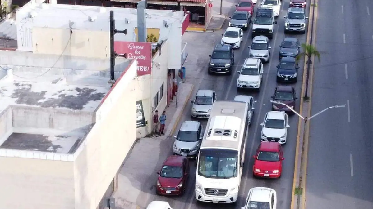 Al sitio se desplazó personal de la Dirección de Tránsito para desviar la circulación de la avenida Hidalgo por Ejército Mexicano