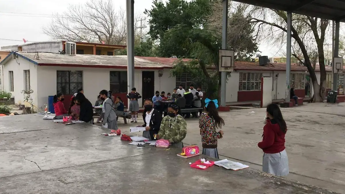 Por falta de energía eléctrica, se vieron en la necesidad de tomar esta decisión y realizar sus clases al aire libre