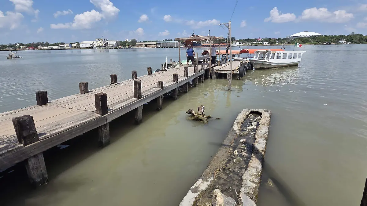 Manifestantes alcanzan acuerdos para mejorar el embarcadero y proteger los espacios de los comerciantes