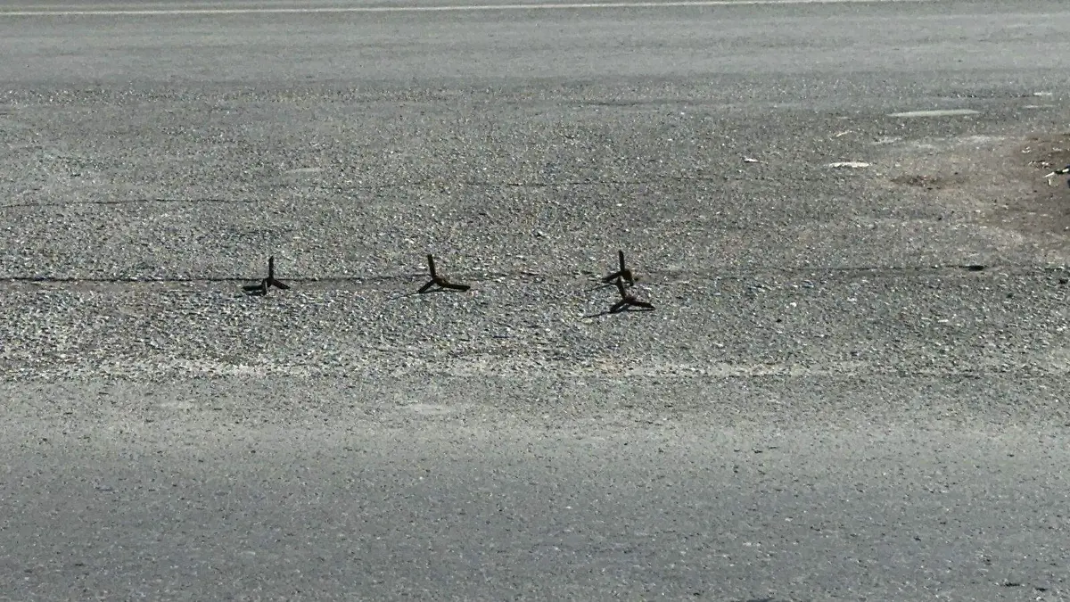 Durante las persecuciones, los grupos armados han lanzado ponchallantas para frenar el paso de las fuerzas de seguridad
