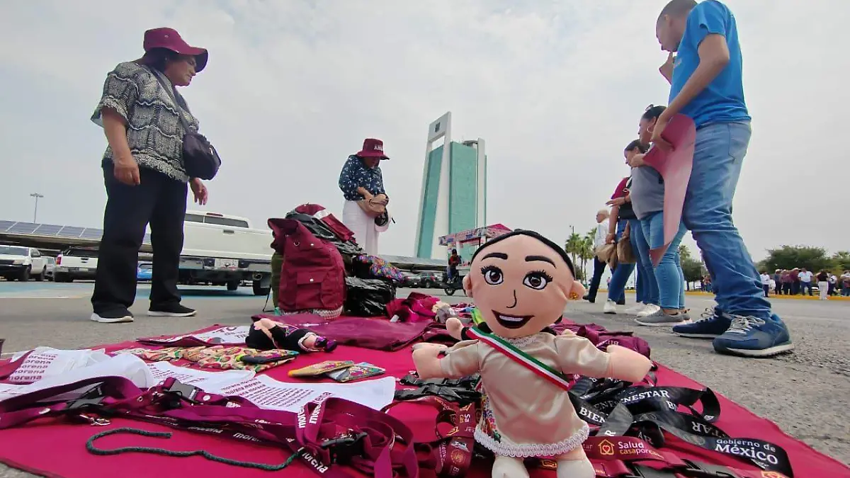 Instalan puestos de tamales y souvenirs presidenciales previo a la llegada de Claudia Sheinbaum