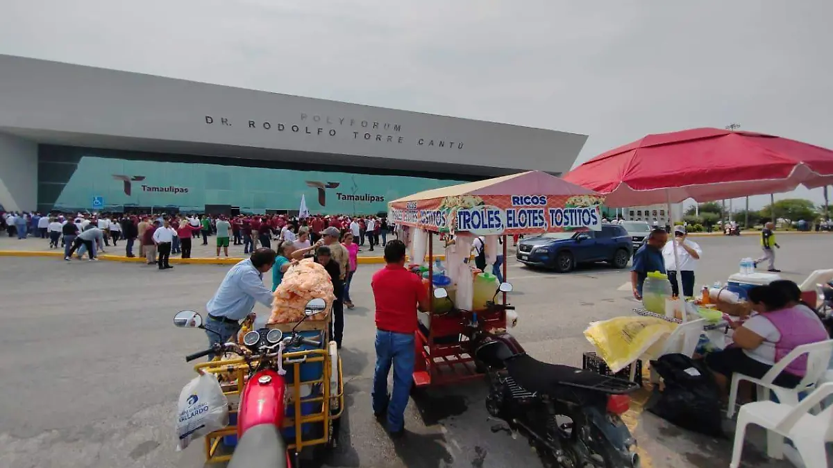 Afuera del Polyforum de Ciudad Victoria se reunieron decenas de personas para esperar a Sheinbaum