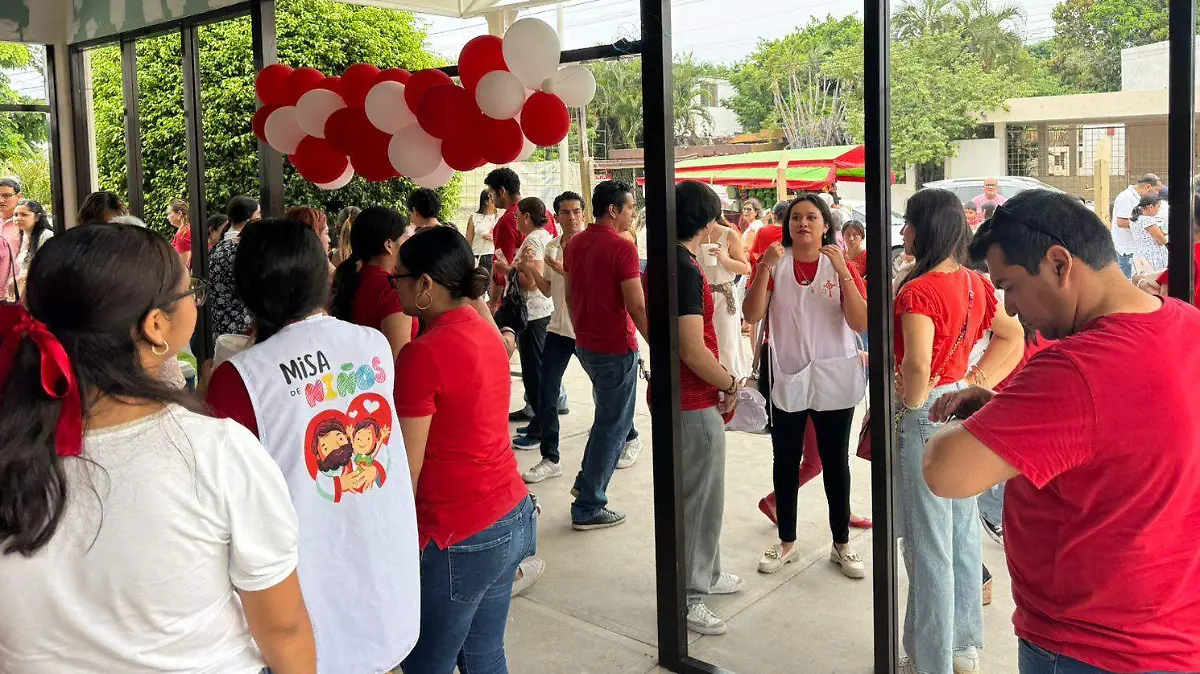 Fieles católicos conmemoran al nuevo santo