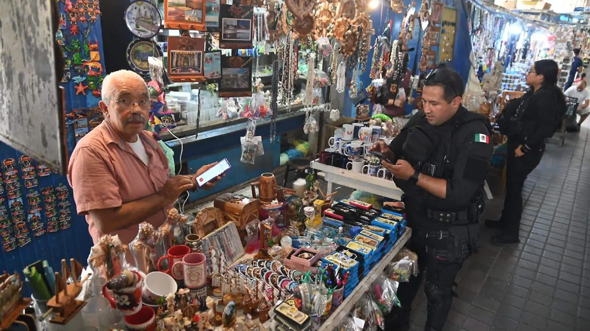 Elementos policiacos acudieron a tomar conocimiento del robo de artesanías