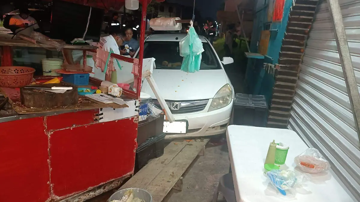Segundo atropello en banquetas de Altamira, auto sube a banqueta y golpea a joven en taquería