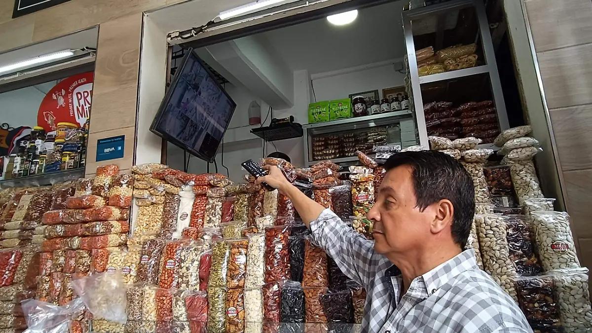 El representante de los locatarios, Marco Antonio Gutiérrez Camargo, muestra la función de las cámaras