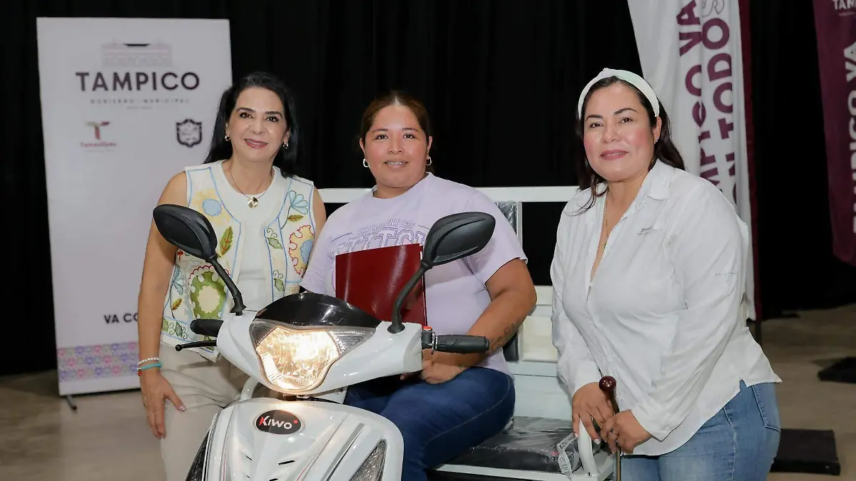 La alcaldesa Mónica Zacil Villarreal Anaya hizo entrega de las nuevas motocicletas a carretoneros, se las cambió por sus caballos