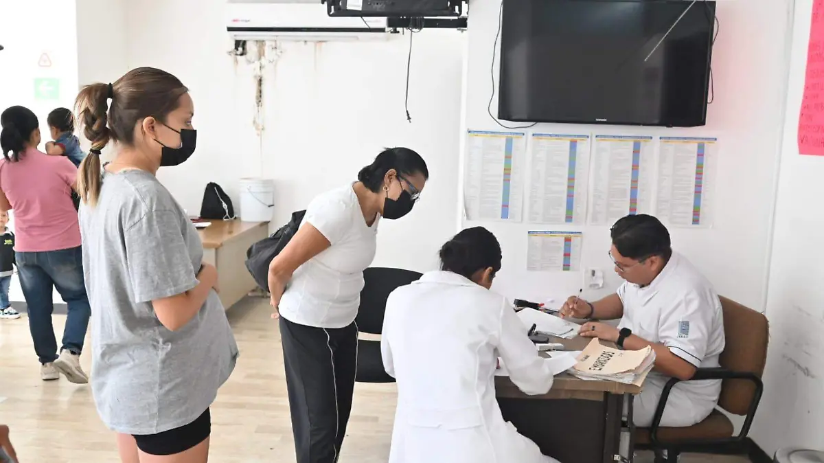 Terapia cognitivo-conductual (TCC): una de las más efectivas para tratar la ansiedad; ayuda a identificar y modificar patrones de pensamiento negativos