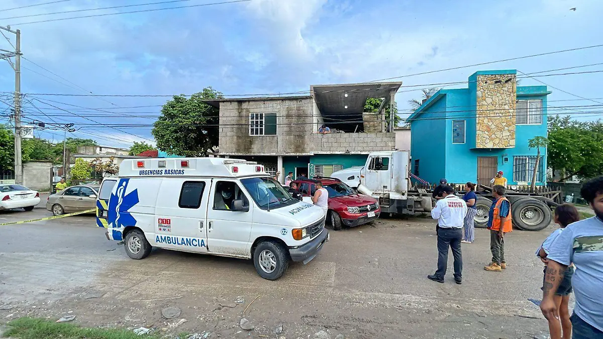 Tráiler descontrolado causa daños y moviliza a cuerpos de emergencia en Ciudad Madero