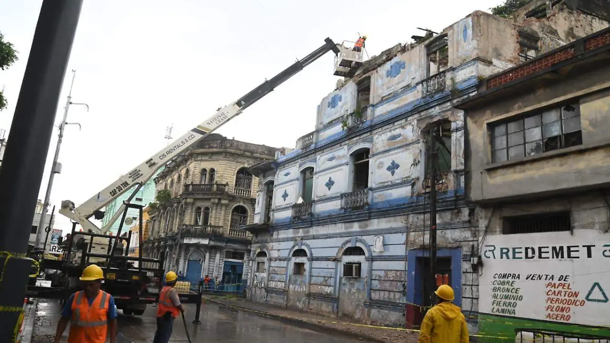 Realizan trabajos de retiro de fachada del Edificio Maza en el centro de Tampico