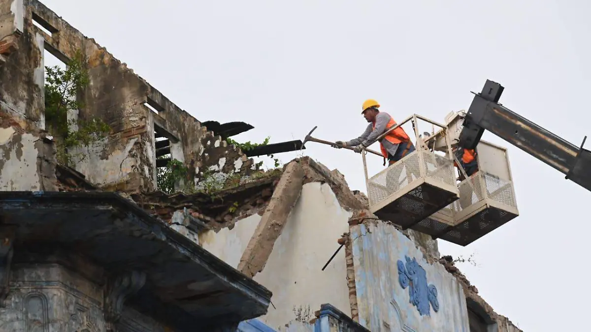 PC retira estructuras sueltas de edificios antiguos que podían colapsar en el centro de Tampico