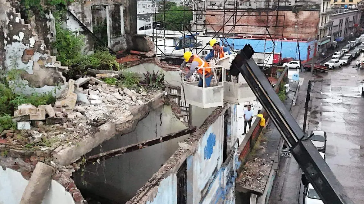 Retiran estructuras del Edificio Maza en Isauro Alfaro y Héroes del Cañonero