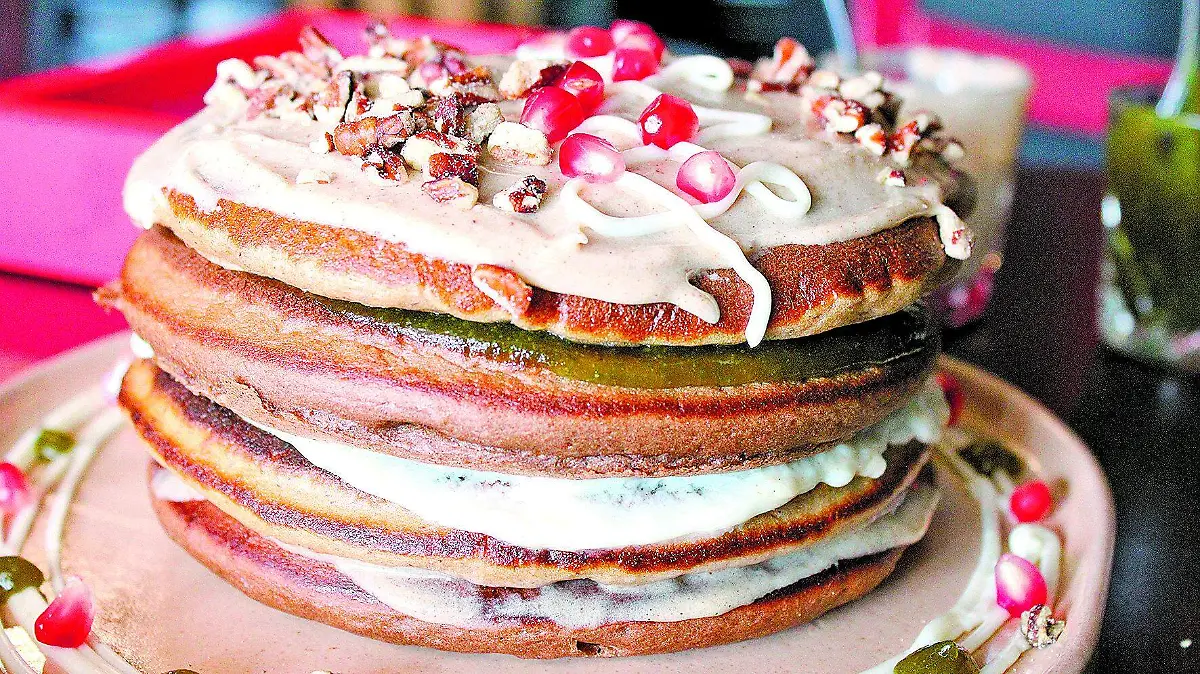 Jalea de chile, granada y nuez están presentes en los hotcakes de chiles en nogada