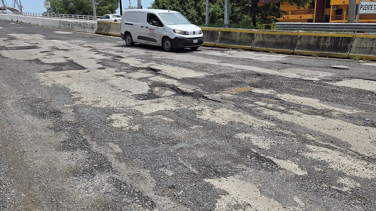 Diversos usuarios consideran que la salida del Puente Tamaulipas a Tamaulipas está completamente destrozada 