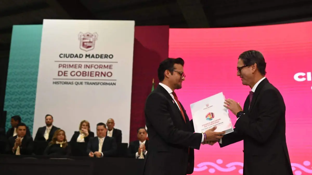 El presidente de Madero hizo entrega de una copia del informe al secretario de Desarrollo Energético, quien acudió en representación del gobernador de Tamaulipas