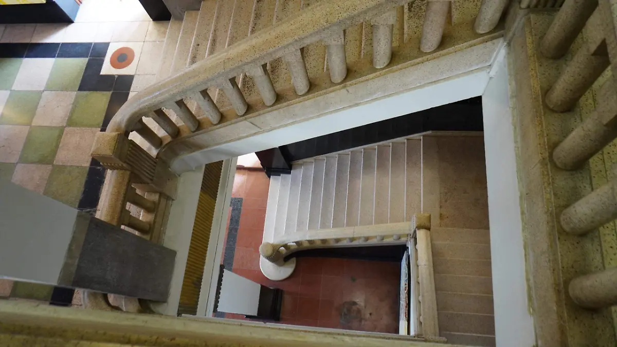 El imponente edificio es de concreto armado y está revestido de granito artificial