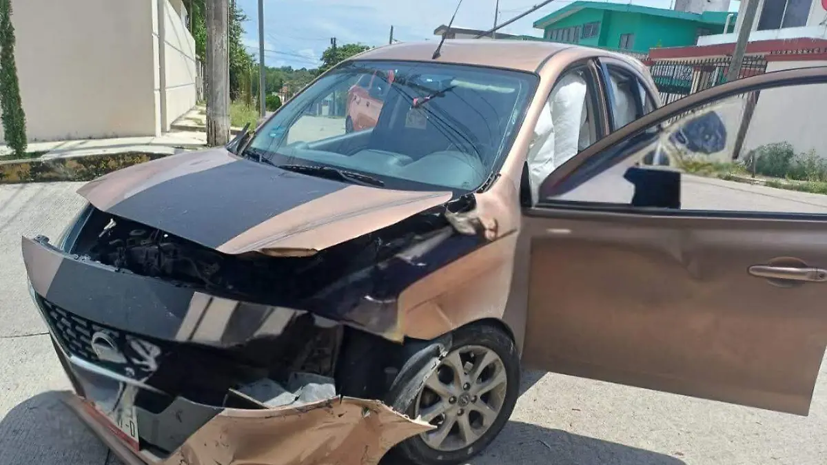 Un automóvil Nissan March se impactó contra un poste en la calle Lázaro Cárdenas, en Tampico