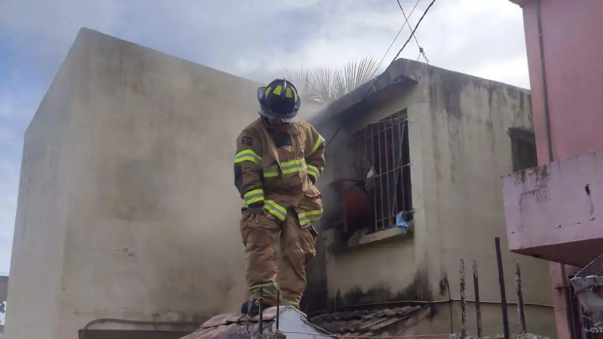 El siniestro en la zona norte de Tampico obligó a evacuar a dos familias como medida preventiva