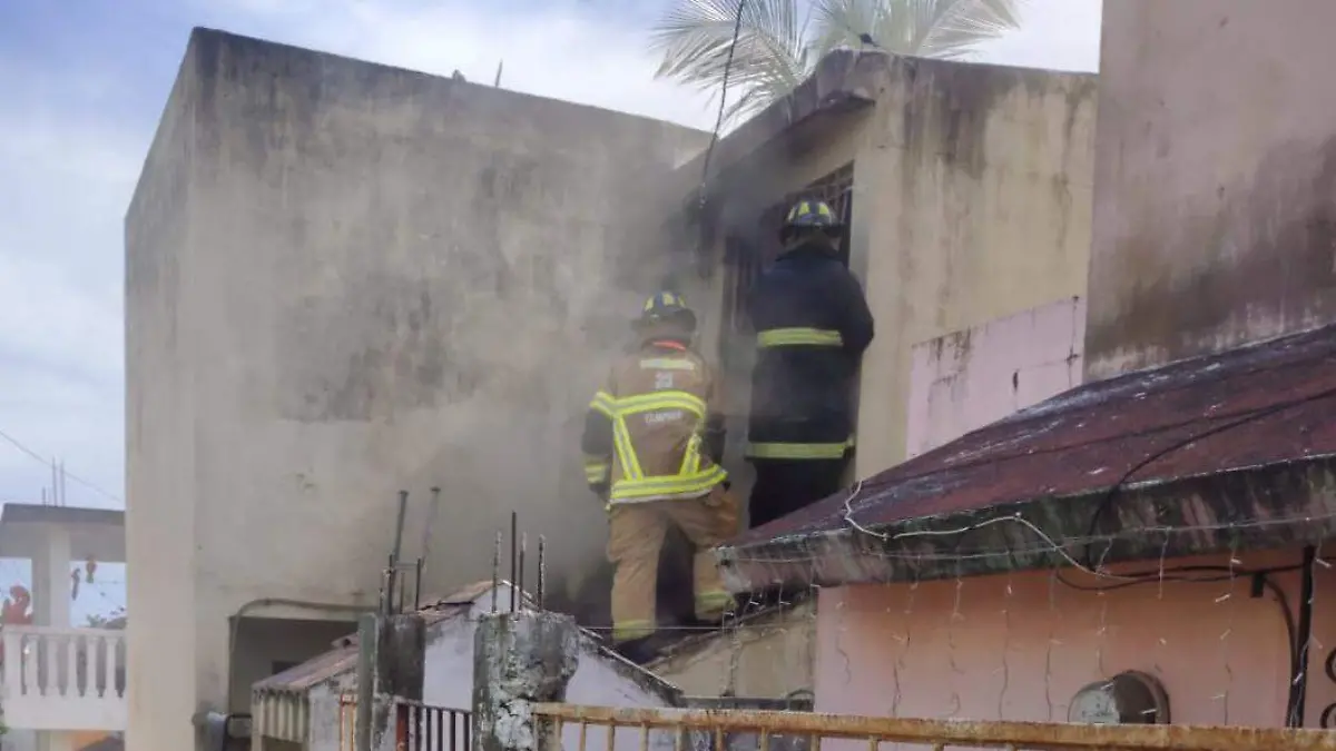 Bomberos y voluntarios sofocan incendio en Tampico que se presume pudo ser originado por un minisplit sobrecalentado