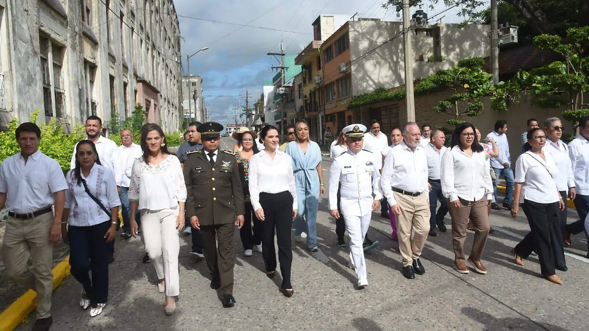 La alcaldesa Mónica Zacil Villarreal Anaya acompañada de funcionarios civiles como militares encabezó el desfile patrio