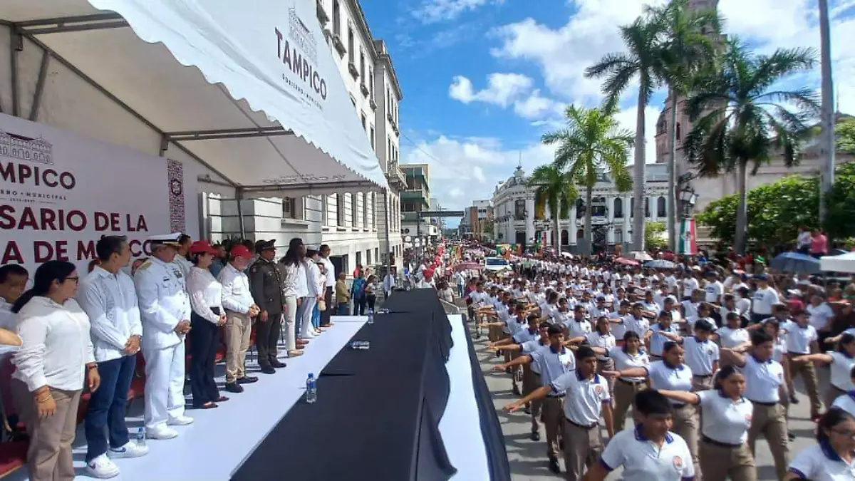 Los contingentes marcharon frente al palacio municipal de Tampico