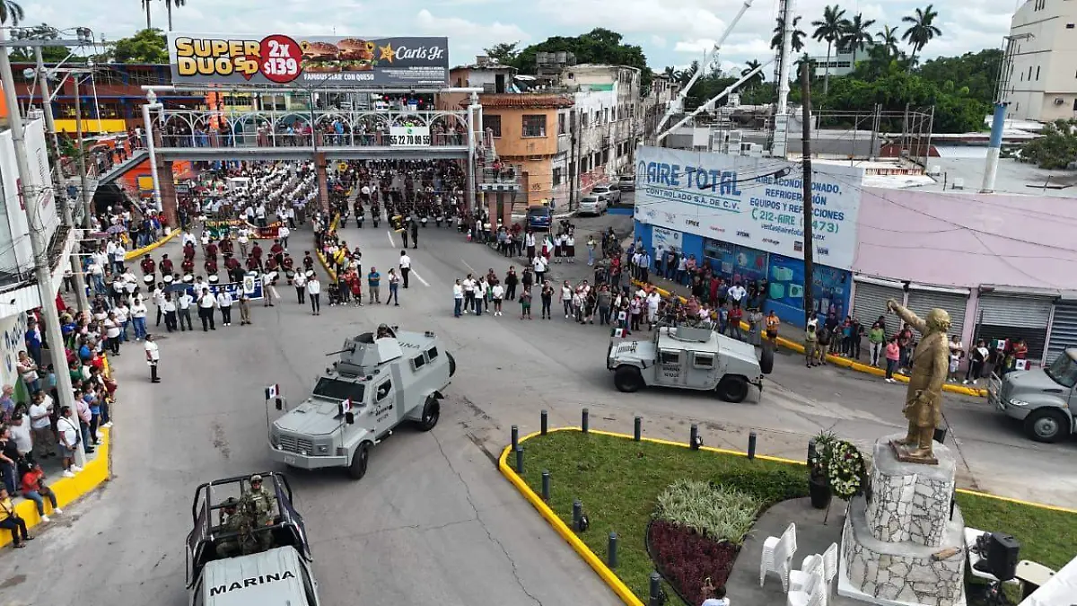 Tras la ceremonia cívica, las autoridades municipales y militares montaron una guardia de honor