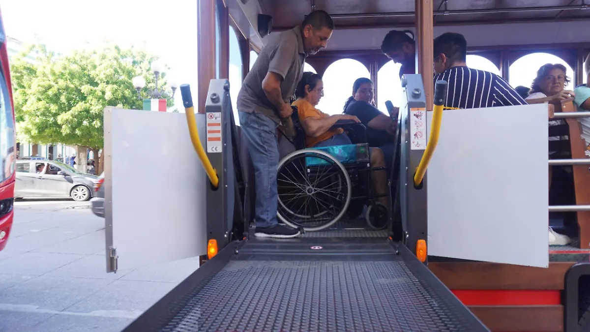 La rampa asciende y desciende mediante controles, permitiendo el acceso de una silla de ruedas al tranvía