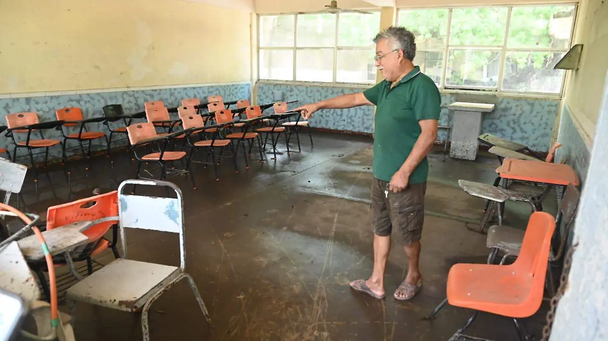 El agua llegó al interior de los salones de la escuela Secundaria Técnica 20