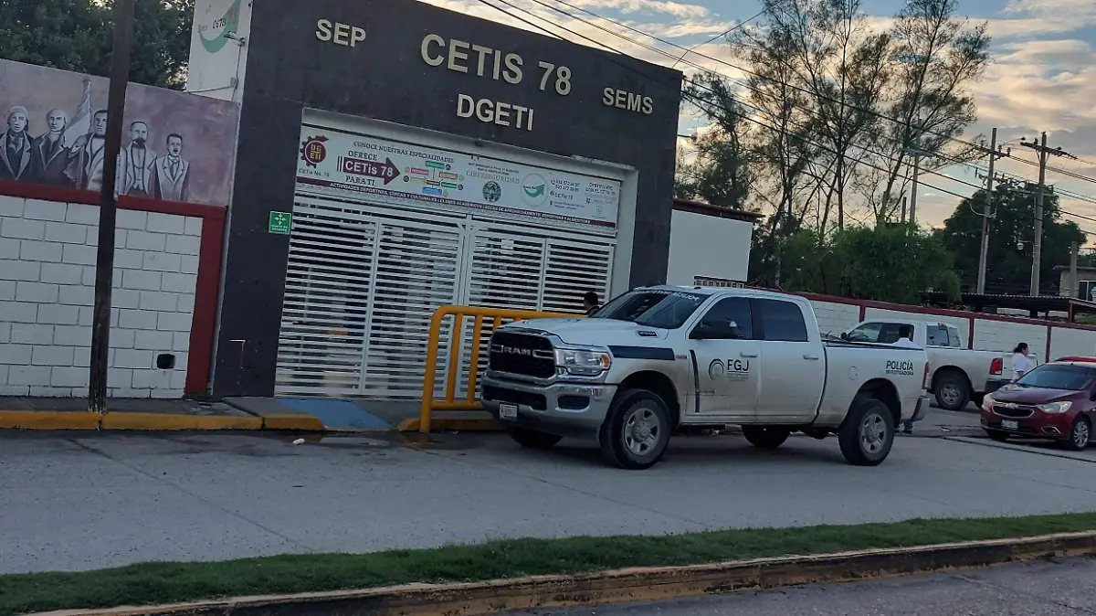 Personal de la Fiscalía General de Justicia arribo al plantel educativo para abrir la carpeta de investigación correspondiente sobre el caso