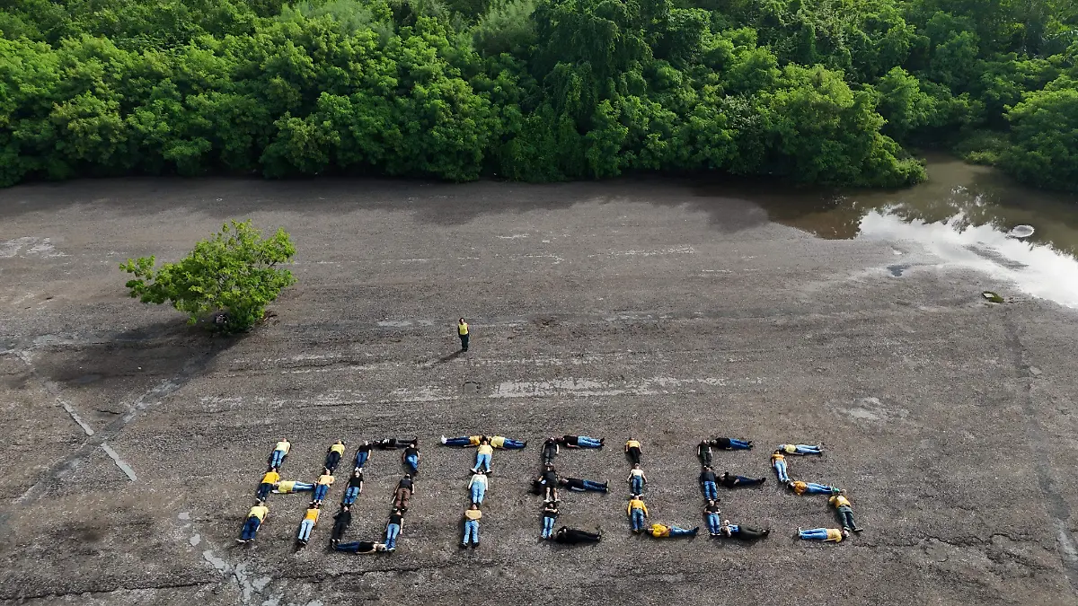 Performance humano en defensa del manglar de la Laguna del Carpintero de Tampico