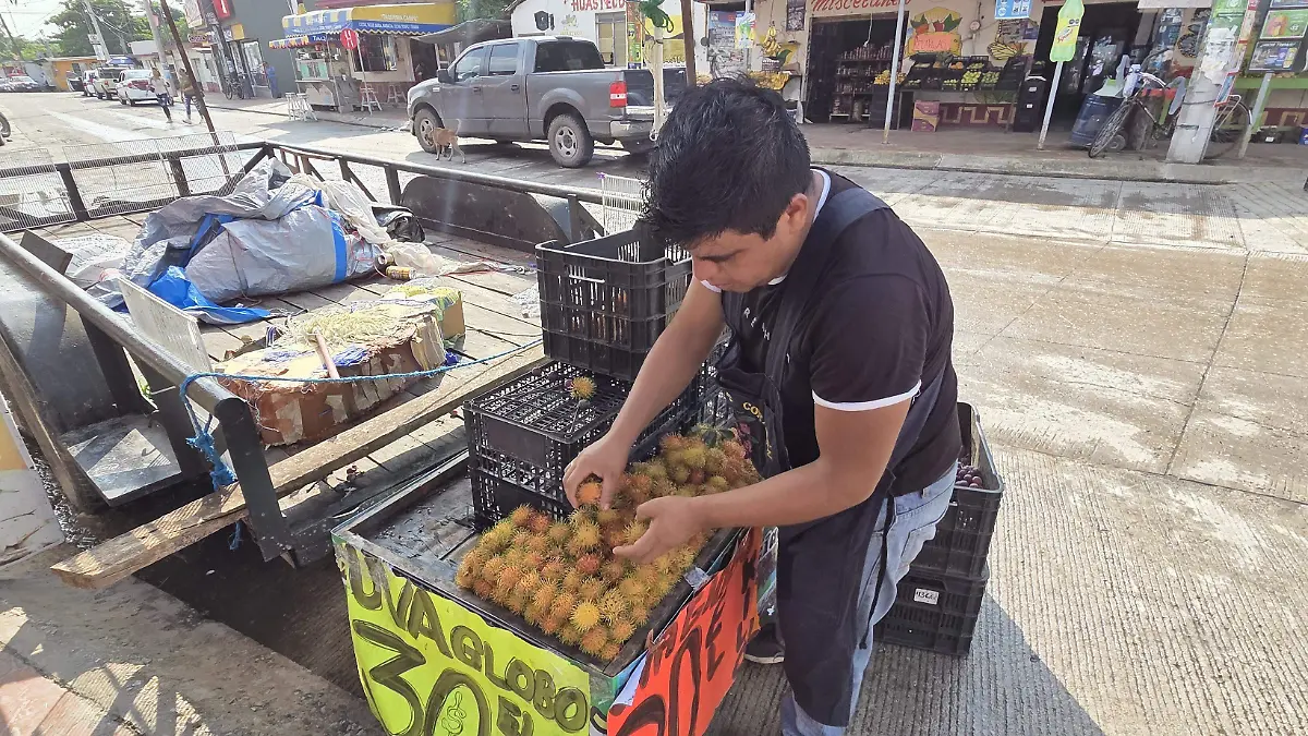 Isaías Reyes es un comerciante oriundo de Tlapacoyan, Veracruz, quien vende el kilo de Rambután en 60 pesos