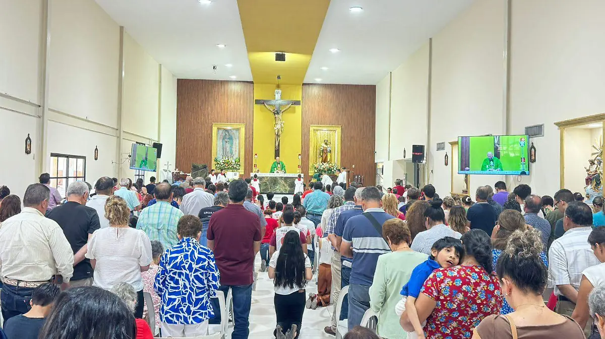 Reconstruyen con apoyo de la comunidad parte de la parroquia Santa Cruz