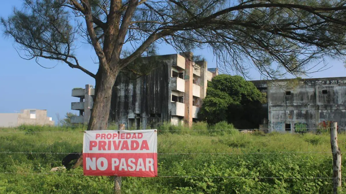 Cierran con alambres de púas el abandonado Hospital Naturista de Madero