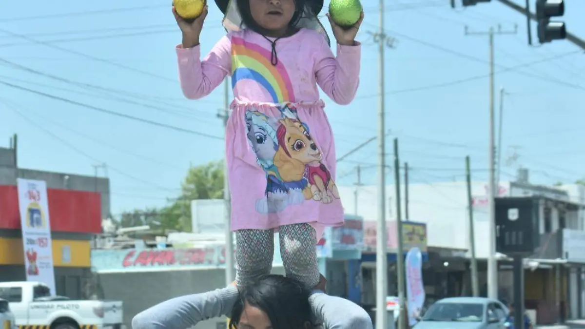 Diversos niños y adolescentes realizan malabares o venden dulces para obtener recursos económicos en lugar de estar en la escuela