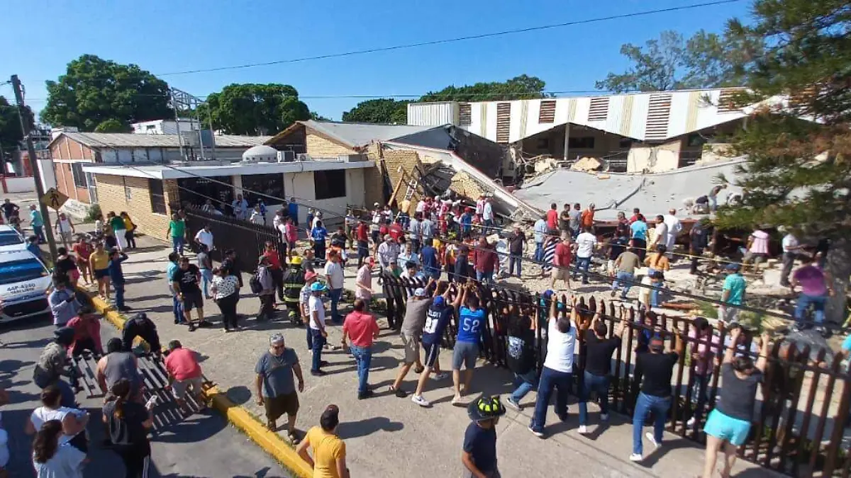 Entre varias personas derribaron la barda para permitir la entrada de maquinaria 