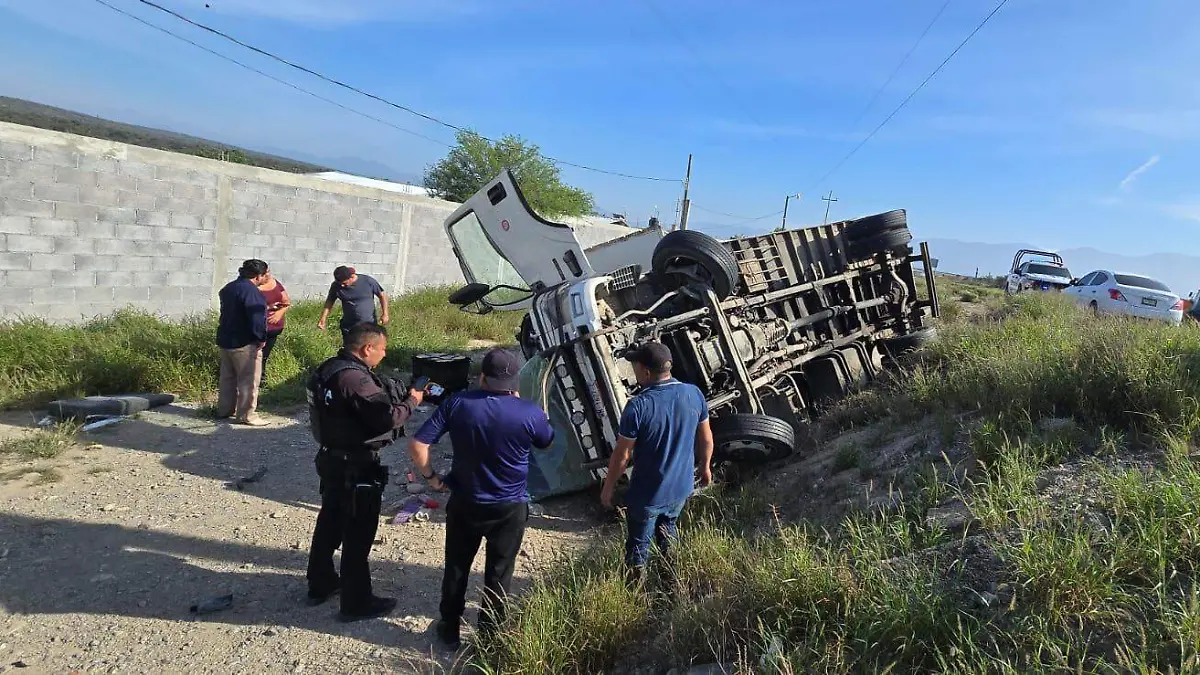 Volcadura cargamento de pollo