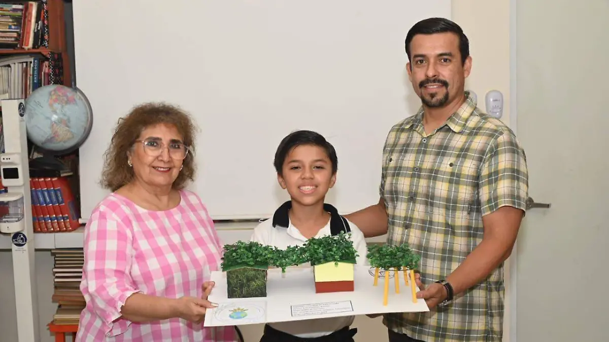 José Ricardo estuvo acompañada por la directora Ma. de los Ángeles López Hernández y el profesor asesor Luis Santiago Barrios