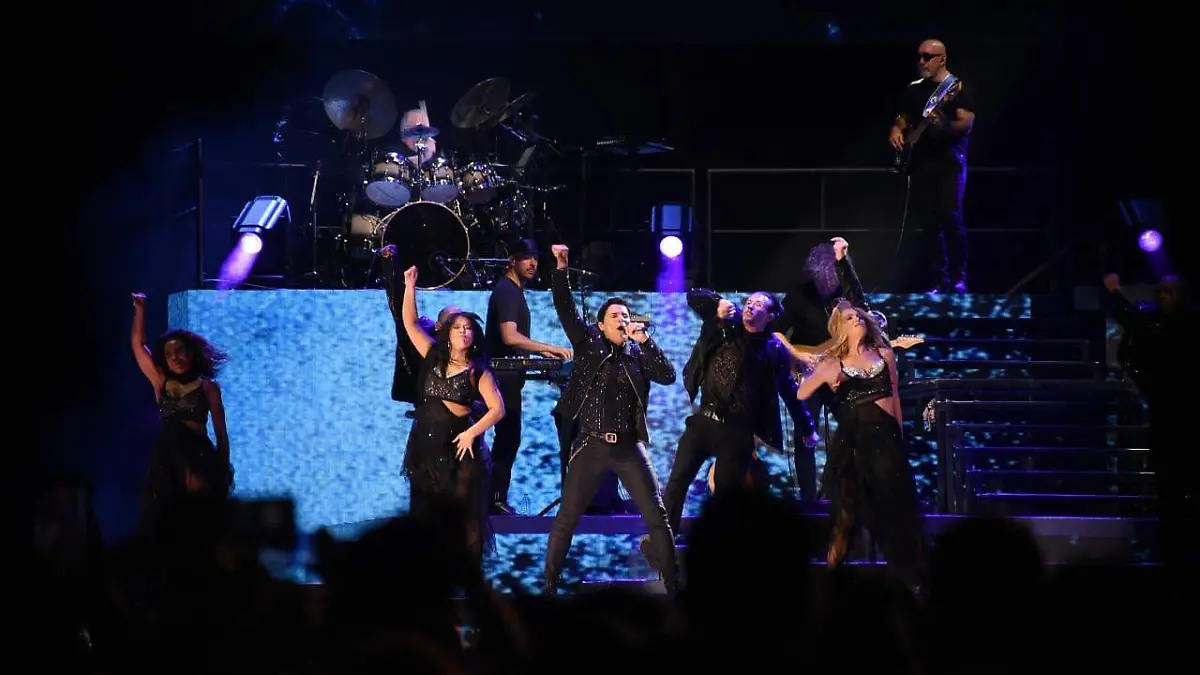 Chayanne inició el concierto con el tema "Bailemos otra vez", el cual dice "Tanto tiempo esperando, pa' verte de nuevo
"