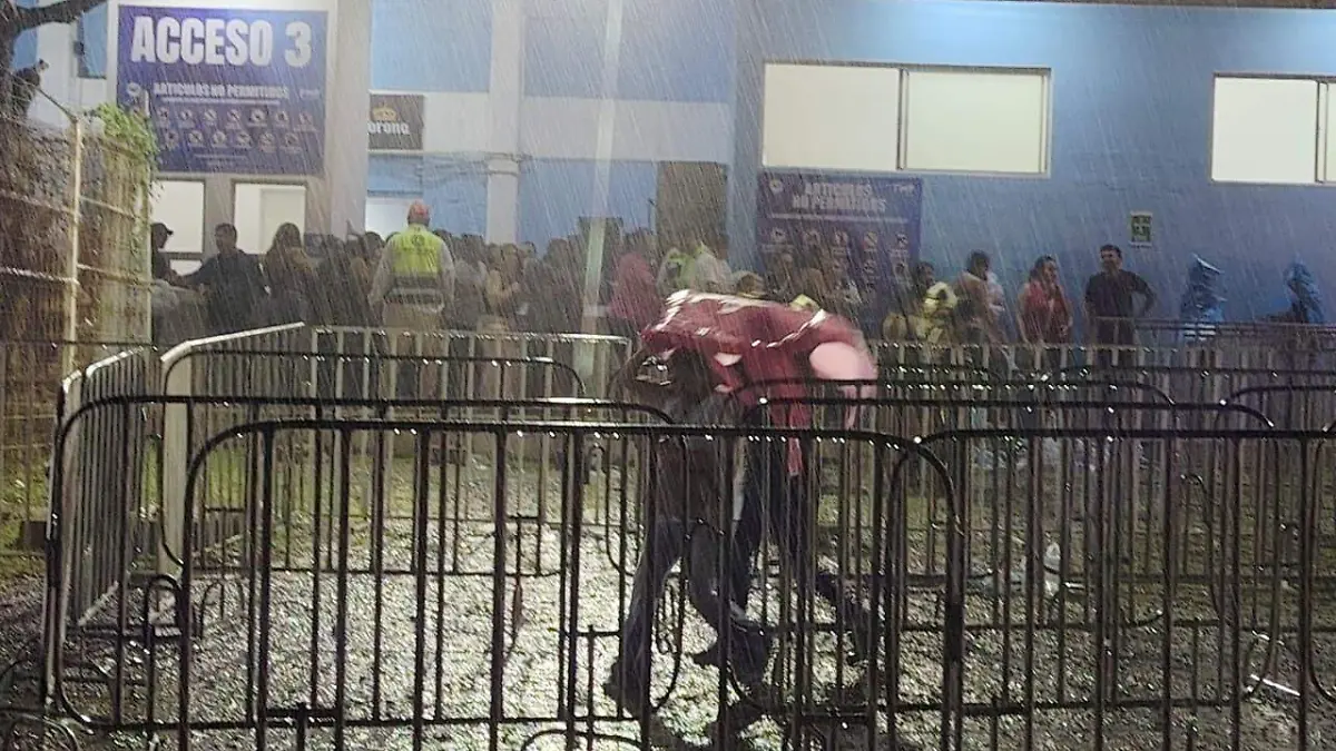 Así lució una de las salidas del Estadio Tamaulipas, minutos después de la suspensión oficial del concierto