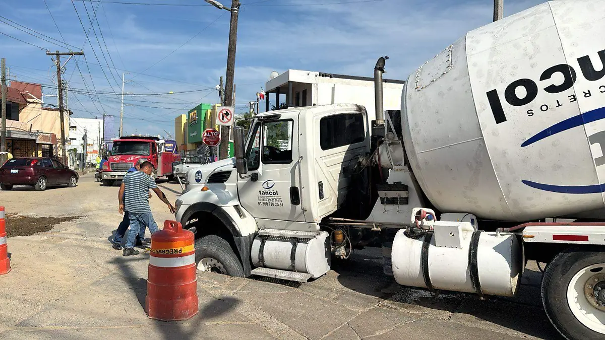 Por fortuna el accidente no dejó personas lesionadas; aunque sí hubo afectaciones a la carpeta asfáltica