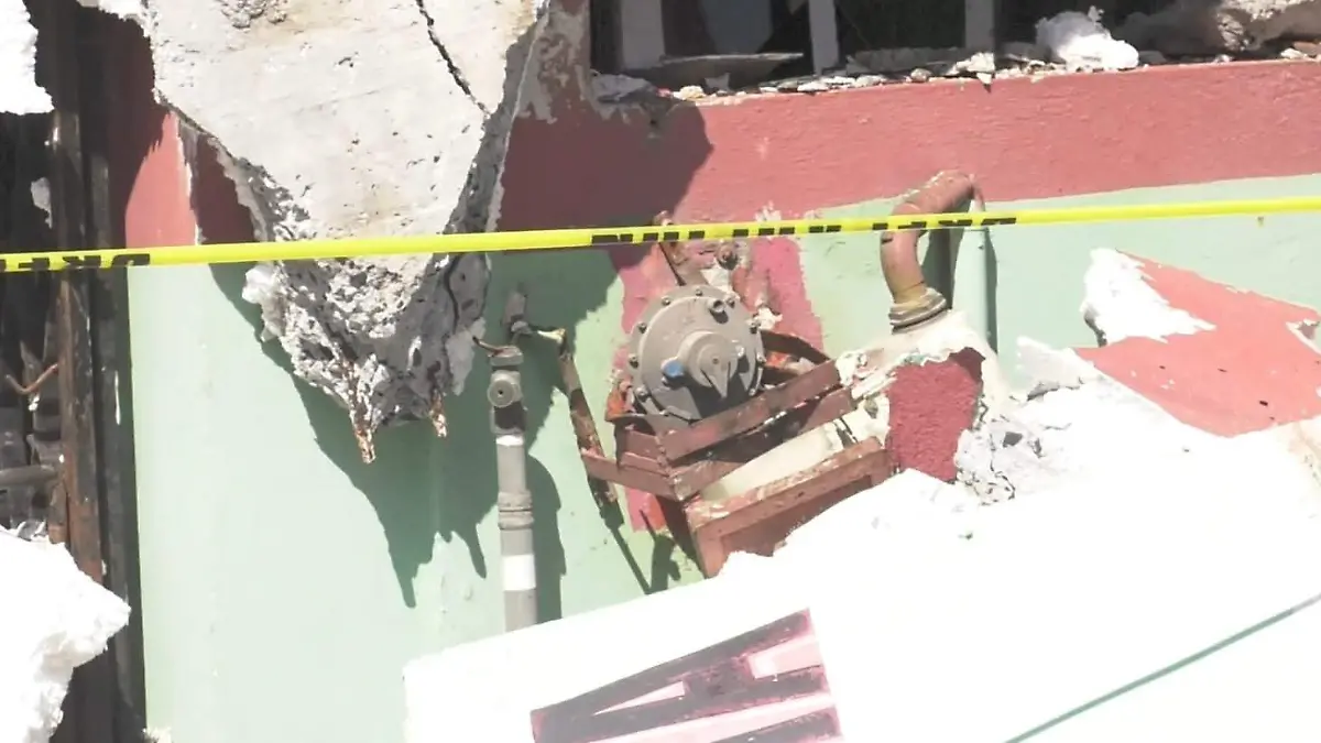 Los cuerpos de emergencia consideraron que la caída de la marquesina ocasionó una fuga de gas en el lugar