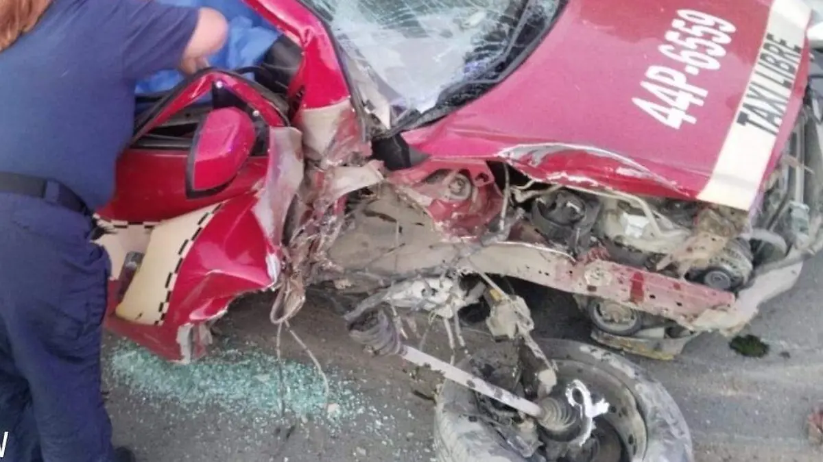 Taxi se estrella contra señalamiento vial; pasajera queda prensada y conductor se da a la fuga 