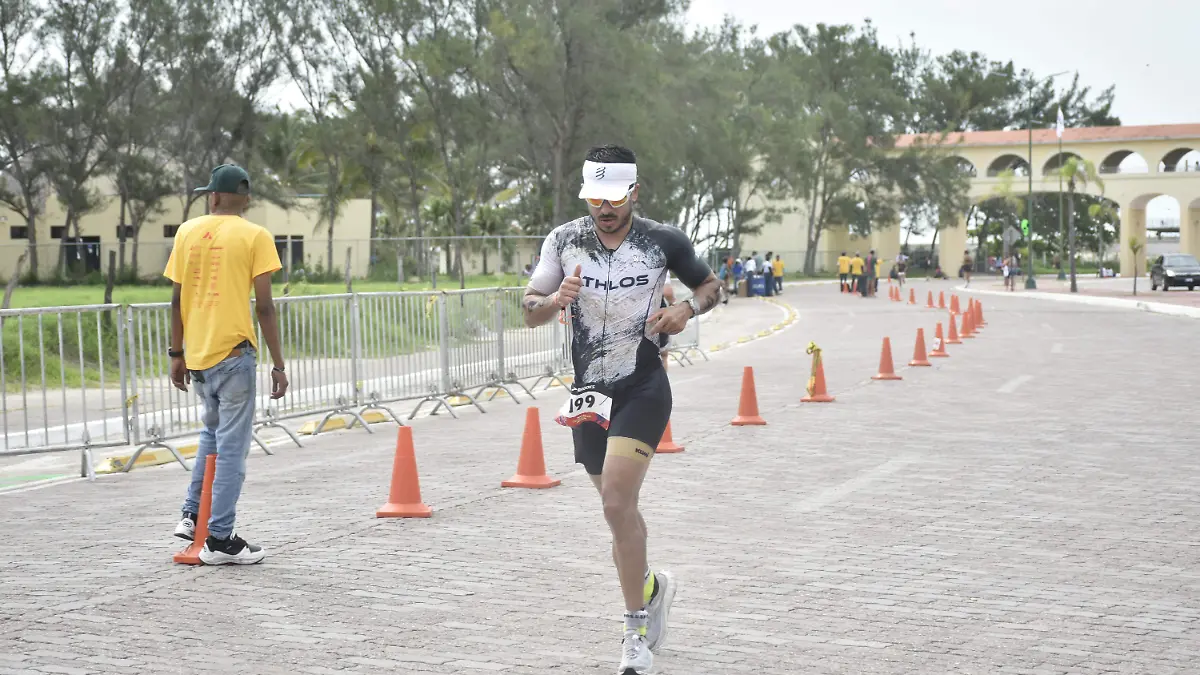 Se aconseja usar tenis de espuma de alto retorno de energía y camisetas de poliéster, elastano o nylon 