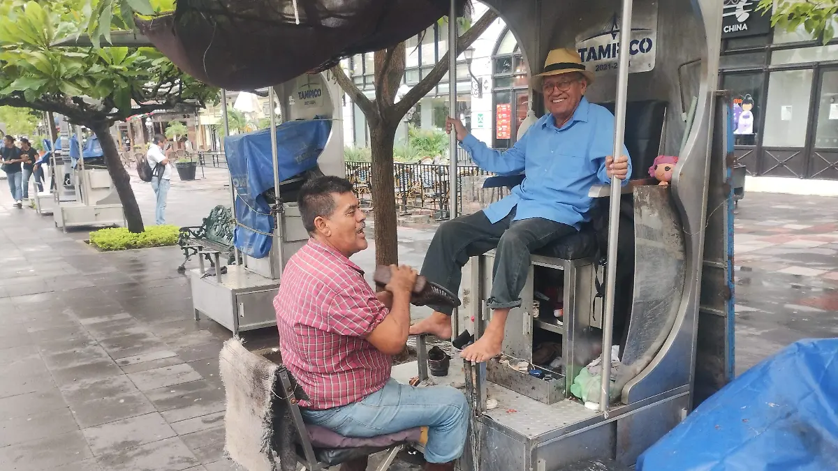 Boleros de la Plaza de Armas denuncian actos de vandalismo en sus módulos [Video]