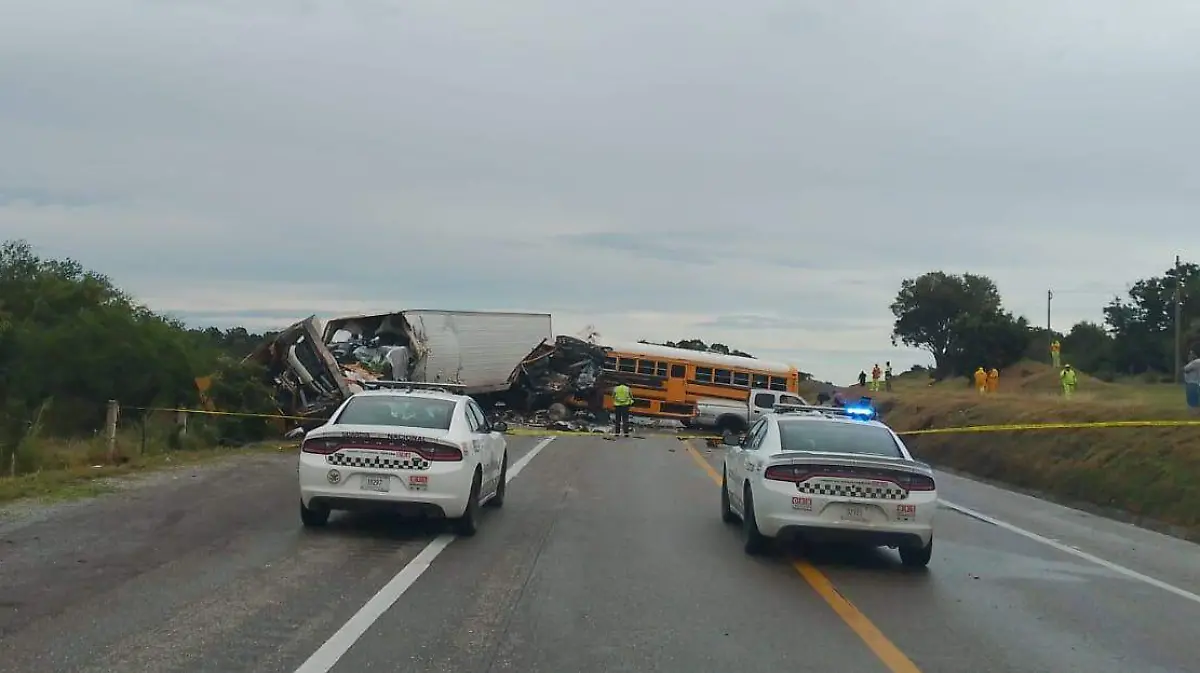 Trágico accidente en la Carretera Federal 81 deja un muerto y bloquea la vía